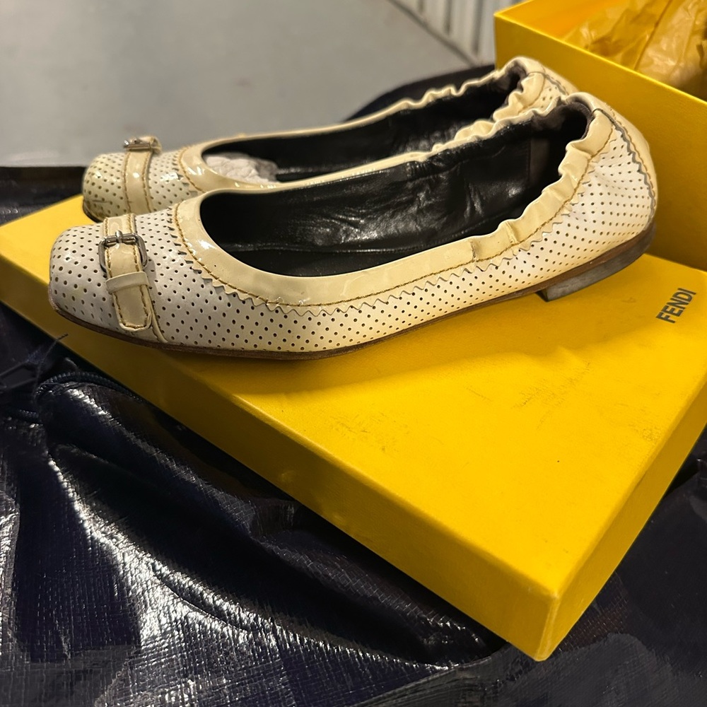 Authentic Fendi Ballerina Vernice Forata Cream Ballet Flats with Bow Accent - Picture 2 of 9
